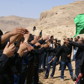 دهمین سوگواره عاشورایی عکس هیأت-محسن رستمی-مجالس احیای امراهل‌البیت علیهم‌السلام مجموعه عکس-دوربین دیجیتال-با یا حسین یا حسین پیر می شویم (پیرغلامان)