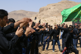 دهمین سوگواره عاشورایی عکس هیأت-محسن رستمی-مجالس احیای امراهل‌البیت علیهم‌السلام مجموعه عکس-دوربین دیجیتال-با یا حسین یا حسین پیر می شویم (پیرغلامان)