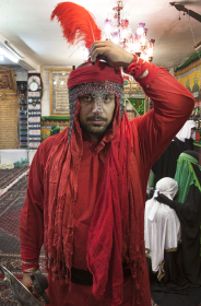 اماده نمودن بازیگران برای مراسم تعزیه درحسینه امام حسن عسگری (ع) درمحله قدیمی اربابی کرمانشاه