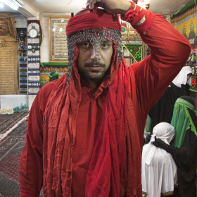اماده نمودن بازیگران برای مراسم تعزیه درحسینه امام حسن عسگری (ع) درمحله قدیمی اربابی کرمانشاه