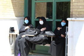 دهمین سوگواره عاشورایی عکس هیأت-مریم عراقی-مجالس احیای امراهل‌البیت علیهم‌السلام مجموعه عکس-دوربین دیجیتال-همه اعضای یک پیکر همه سرباز یک سنگر (رعایت مسائل بهداشتی در هیأت)