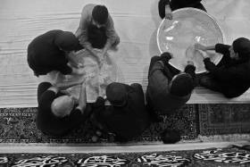 سوگواره چهارم-عکس 32-پویا بیات-جلسه هیأت فضای بیرونی
