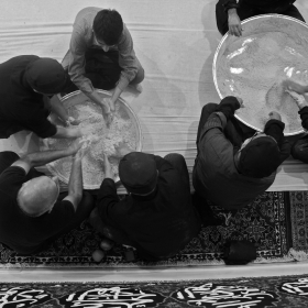 سوگواره چهارم-عکس 32-پویا بیات-جلسه هیأت فضای بیرونی