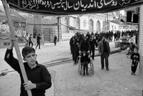 دهمین سوگواره عاشورایی عکس هیأت-محمدرضا بهمرام-مجالس احیای امراهل‌البیت علیهم‌السلام مجموعه عکس-دوربین دیجیتال-ز کودکی خادم این تبار محترمم (خادمی کودکان)