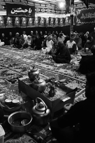 سوگواره چهارم-عکس 40-مهرداد  حسنی-جلسه هیأت فضای بیرونی