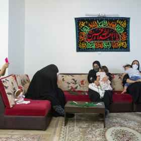 دهمین سوگواره عاشورایی عکس هیأت-تهمینه رحمانی-مجالس احیای امراهل‌البیت علیهم‌السلام مجموعه عکس-دوربین دیجیتال-هر خانه یک هیأت (روضه خانگی)