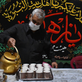 دهمین سوگواره عاشورایی عکس هیأت-محمدمهدی بهرامیان-مجالس احیای امراهل‌البیت علیهم‌السلام مجموعه عکس-دوربین دیجیتال-همه اعضای یک پیکر همه سرباز یک سنگر (رعایت مسائل بهداشتی در هیأت)