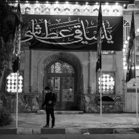 دهمین سوگواره عاشورایی عکس هیأت-علی اصغر  فیض اللهی-مجالس احیای امراهل‌البیت علیهم‌السلام مجموعه عکس-دوربین دیجیتال-همه اعضای یک پیکر همه سرباز یک سنگر (رعایت مسائل بهداشتی در هیأت)