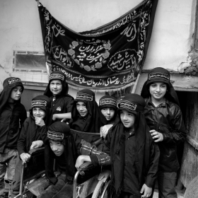 دهمین سوگواره عاشورایی عکس هیأت-محمدرضا بهمرام-مجالس احیای امراهل‌البیت علیهم‌السلام مجموعه عکس-دوربین دیجیتال-ز کودکی خادم این تبار محترمم (خادمی کودکان)