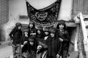 دهمین سوگواره عاشورایی عکس هیأت-محمدرضا بهمرام-مجالس احیای امراهل‌البیت علیهم‌السلام مجموعه عکس-دوربین دیجیتال-ز کودکی خادم این تبار محترمم (خادمی کودکان)