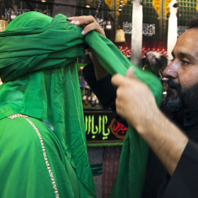 اماده نمودن بازیگران برای مراسم تعزیه درحسینه امام حسن عسگری (ع) درمحله قدیمی اربابی کرمانشاه