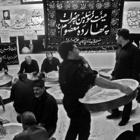 سوگواره چهارم-عکس 21-پویا بیات-جلسه هیأت فضای بیرونی