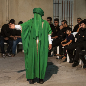 اماده نمودن بازیگران برای مراسم تعزیه درحسینه امام حسن عسگری (ع) درمحله قدیمی اربابی کرمانشاه