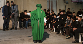 اماده نمودن بازیگران برای مراسم تعزیه درحسینه امام حسن عسگری (ع) درمحله قدیمی اربابی کرمانشاه