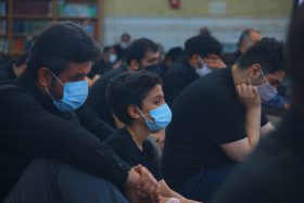 دهمین سوگواره عاشورایی عکس هیأت-امیر حسین  سمسار -مجالس احیای امراهل‌البیت علیهم‌السلام مجموعه عکس-دوربین دیجیتال-همه اعضای یک پیکر همه سرباز یک سنگر (رعایت مسائل بهداشتی در هیأت)