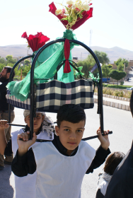 دهمین سوگواره عاشورایی عکس هیأت-محسن رستمی-مجالس احیای امراهل‌البیت علیهم‌السلام مجموعه عکس-دوربین دیجیتال-ز کودکی خادم این تبار محترمم (خادمی کودکان)