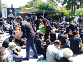 تبرک عاشورا ۱۳۹۹ در پارکینگ با رعایت بهذاشت