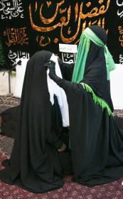 اماده نمودن بازیگران برای مراسم تعزیه درحسینه امام حسن عسگری (ع) درمحله قدیمی اربابی کرمانشاه