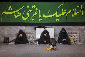 دهمین سوگواره عاشورایی عکس هیأت-پوریا ترابی-مجالس احیای امراهل‌البیت علیهم‌السلام مجموعه عکس-دوربین دیجیتال-ز کودکی خادم این تبار محترمم (خادمی کودکان)