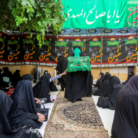 دهمین سوگواره عاشورایی عکس هیأت-بهزاد علیپور-مجالس احیای امراهل‌البیت علیهم‌السلام مجموعه عکس-دوربین دیجیتال-هر خانه یک هیأت (روضه خانگی)