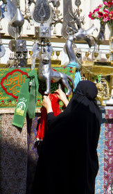 دهمین سوگواره عاشورایی عکس هیأت-فاطمه غفاریان-مجالس احیای امراهل‌البیت علیهم‌السلام مجموعه عکس-دوربین دیجیتال-همه اعضای یک پیکر همه سرباز یک سنگر (رعایت مسائل بهداشتی در هیأت)