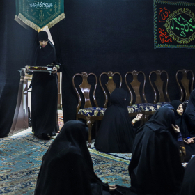 دهمین سوگواره عاشورایی عکس هیأت-تهمینه رحمانی-مجالس احیای امراهل‌البیت علیهم‌السلام مجموعه عکس-دوربین دیجیتال-هر خانه یک هیأت (روضه خانگی)