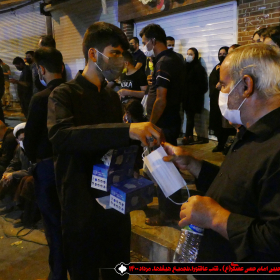 دهمین سوگواره عاشورایی عکس هیأت-محمد موثق پور-مجالس احیای امراهل‌البیت علیهم‌السلام مجموعه عکس-دوربین دیجیتال-همه اعضای یک پیکر همه سرباز یک سنگر (رعایت مسائل بهداشتی در هیأت)
