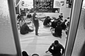 سوگواره چهارم-عکس 30-پویا بیات-جلسه هیأت فضای بیرونی