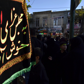 سوگواره چهارم-عکس 13-نسرین تاران-جلسه هیأت فضای بیرونی