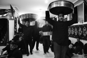 سوگواره چهارم-عکس 20-پویا بیات-جلسه هیأت فضای بیرونی