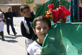 دهمین سوگواره عاشورایی عکس هیأت-محسن رستمی-مجالس احیای امراهل‌البیت علیهم‌السلام مجموعه عکس-دوربین دیجیتال-ز کودکی خادم این تبار محترمم (خادمی کودکان)