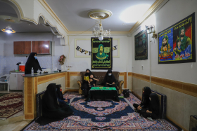دهمین سوگواره عاشورایی عکس هیأت-مهناز نوریان-مجالس احیای امراهل‌البیت علیهم‌السلام مجموعه عکس-دوربین دیجیتال-هر خانه یک هیأت (روضه خانگی)