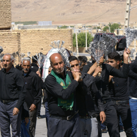 دهمین سوگواره عاشورایی عکس هیأت-محسن رستمی-مجالس احیای امراهل‌البیت علیهم‌السلام مجموعه عکس-دوربین دیجیتال-با یا حسین یا حسین پیر می شویم (پیرغلامان)