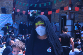 دهمین سوگواره عاشورایی عکس هیأت-امیر حسین  سمسار -مجالس احیای امراهل‌البیت علیهم‌السلام مجموعه عکس-دوربین دیجیتال-همه اعضای یک پیکر همه سرباز یک سنگر (رعایت مسائل بهداشتی در هیأت)