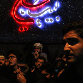 سوگواره چهارم-عکس 18-سید جواد میرحسینی-جلسه هیأت فضای داخلی