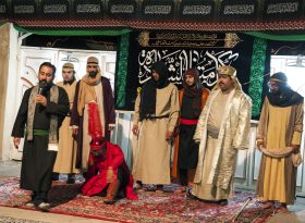 اماده نمودن بازیگران برای مراسم تعزیه درحسینه امام حسن عسگری (ع) درمحله قدیمی اربابی کرمانشاه