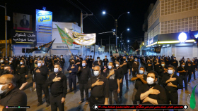 دهمین سوگواره عاشورایی عکس هیأت-محمد موثق پور-مجالس احیای امراهل‌البیت علیهم‌السلام مجموعه عکس-دوربین دیجیتال-همه اعضای یک پیکر همه سرباز یک سنگر (رعایت مسائل بهداشتی در هیأت)