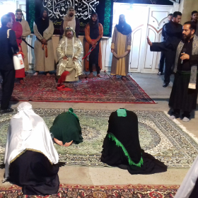 اماده نمودن بازیگران برای مراسم تعزیه درحسینه امام حسن عسگری (ع) درمحله قدیمی اربابی کرمانشاه