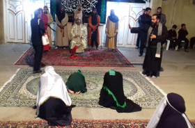 اماده نمودن بازیگران برای مراسم تعزیه درحسینه امام حسن عسگری (ع) درمحله قدیمی اربابی کرمانشاه