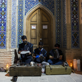 دهمین سوگواره عاشورایی عکس هیأت-احسان جزینی-مجالس احیای امراهل‌البیت علیهم‌السلام مجموعه عکس-دوربین دیجیتال-ز کودکی خادم این تبار محترمم (خادمی کودکان)